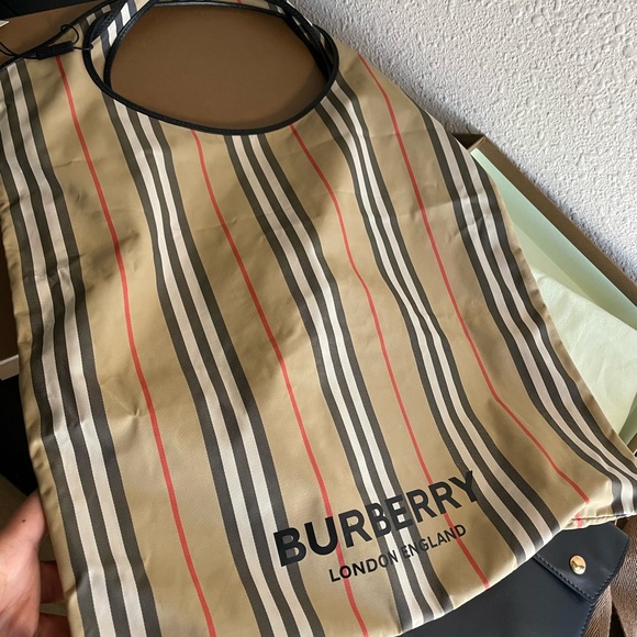 BURBERRY Icon-stripe recycled-fibre tote bag - Picture 6 of 15